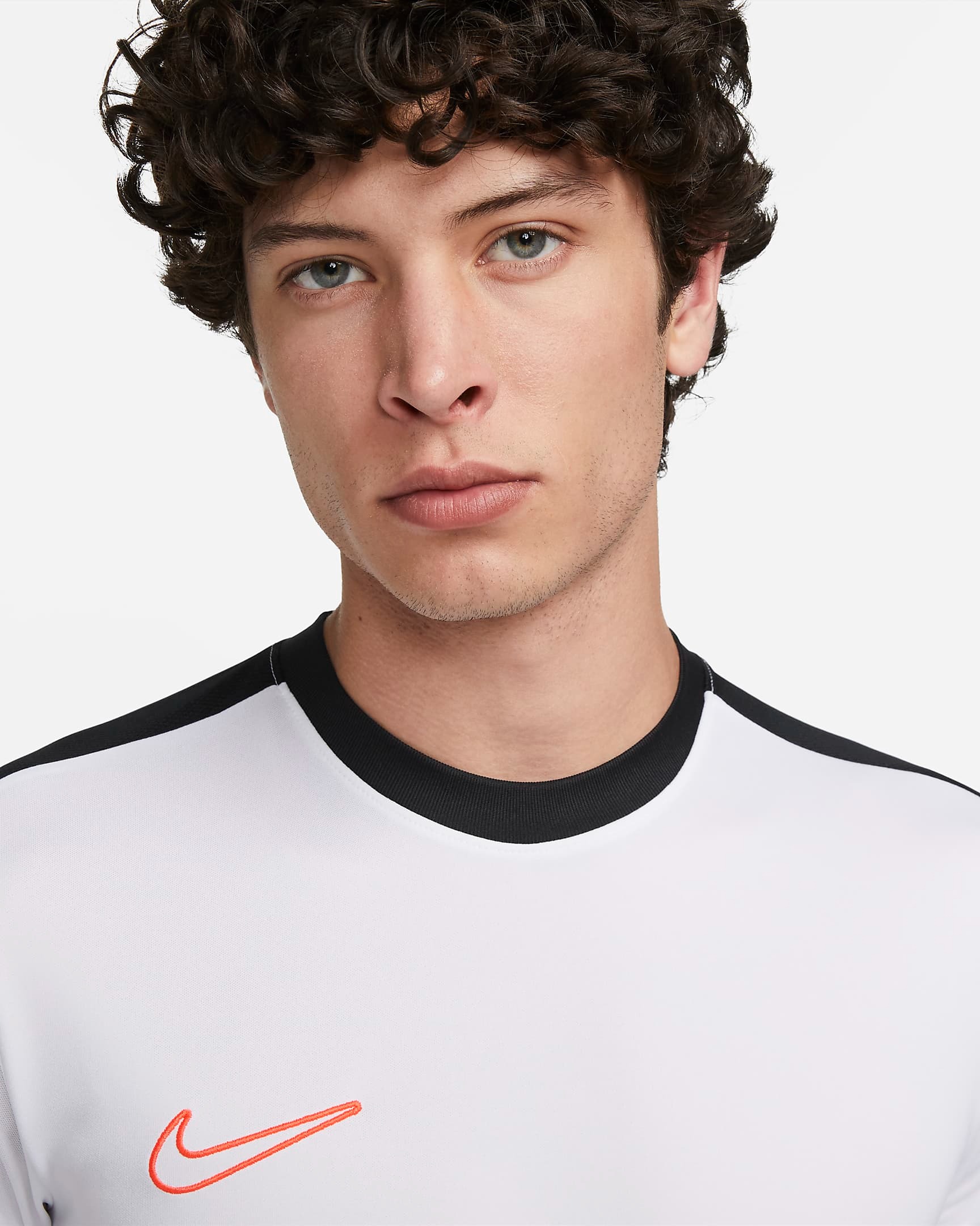 NIKE ACADEMY MEN'S DRI-FIT SHORT-SLEEVE GLOBAL FOOTBALL TOP  WHITE/BLACK/BRIGHT CRIMSON