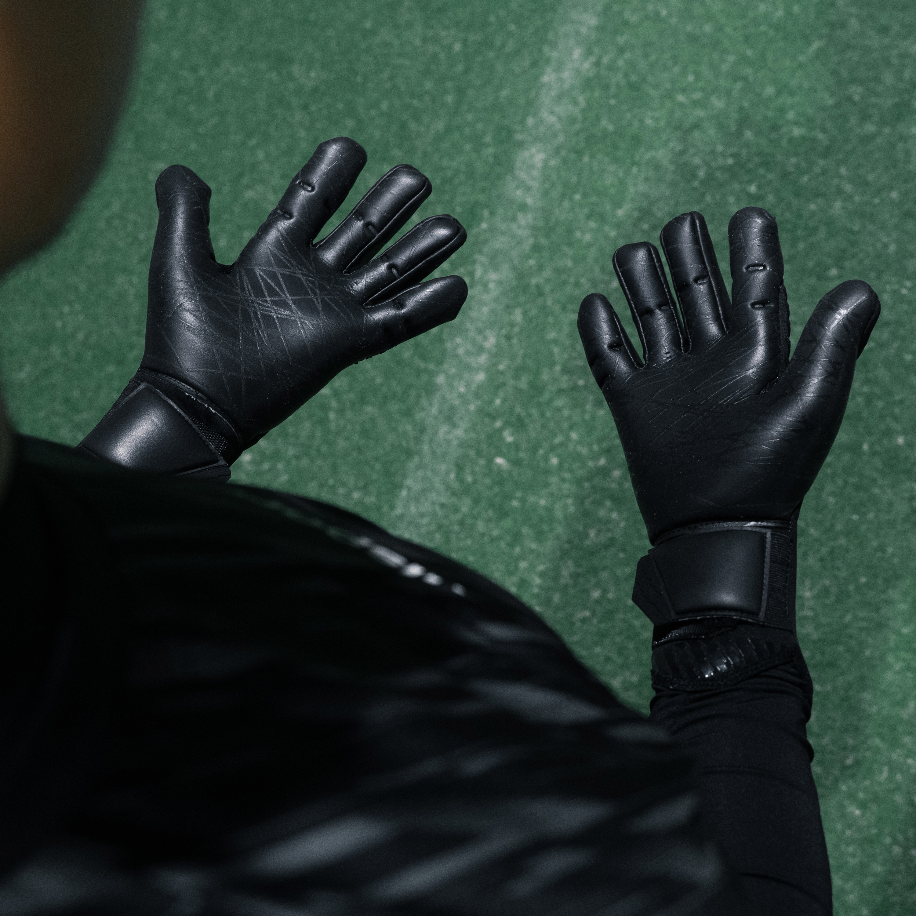 UHLSPORT FM CYBERTEC ULTRAGRIP HN #392 BLACK/WHITE