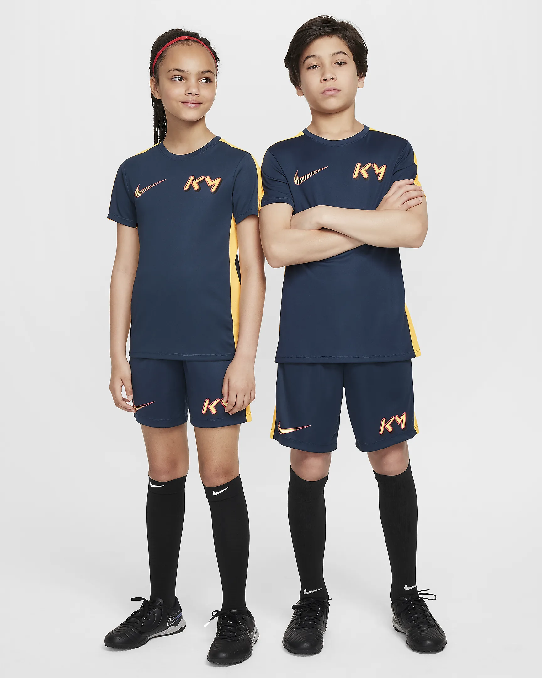 KM+K+NK+DF+ACD23+SHORT+K (2).png NIKE DRI-FIT ACADEMY23 SHORTS JUNIOR KILIAN MBAPPÉ ARMORY NAVY/LASER