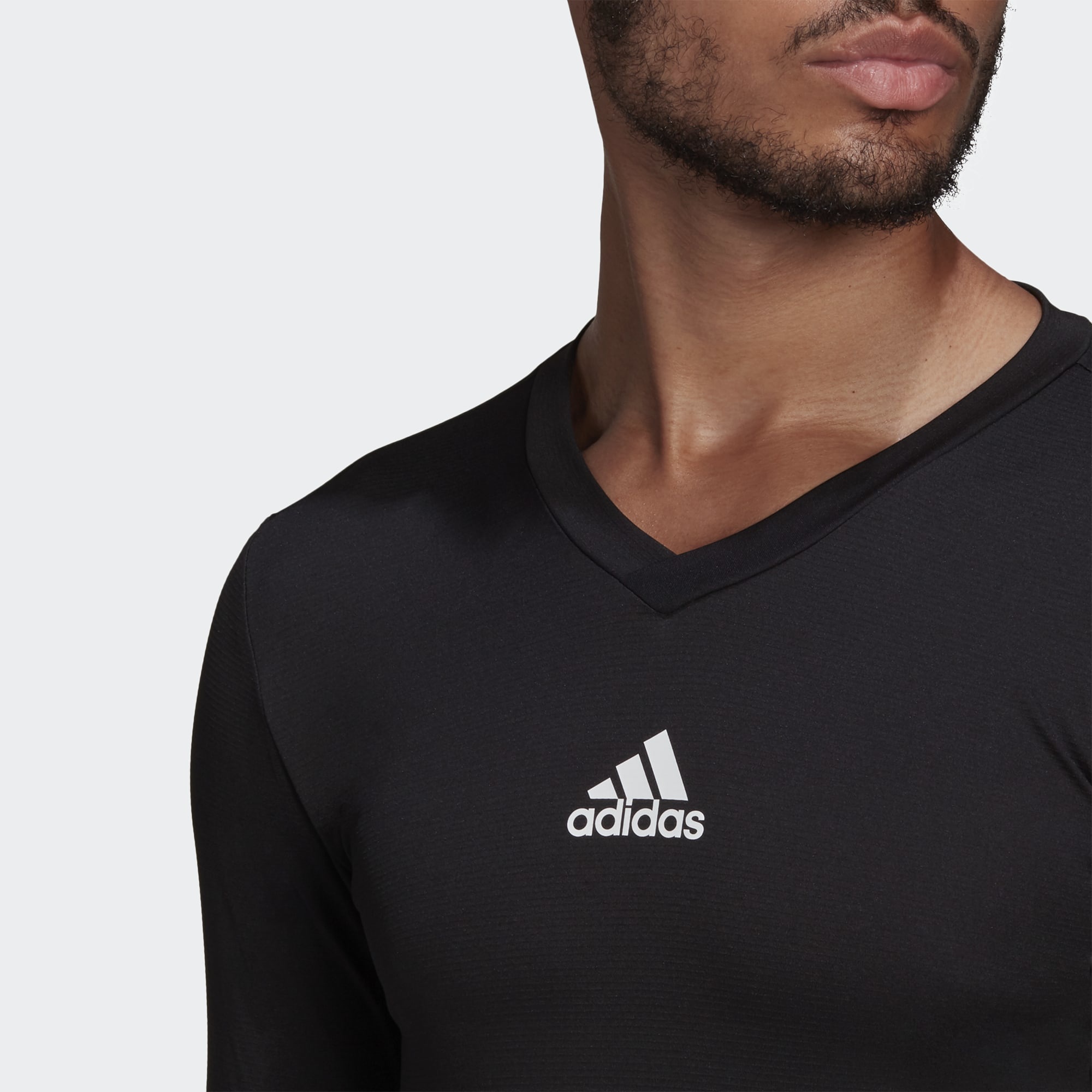 gn5677-on-model-detail-1-transparent-2000x2000.jpg ADIDAS TEAM BASE TEE BLACK